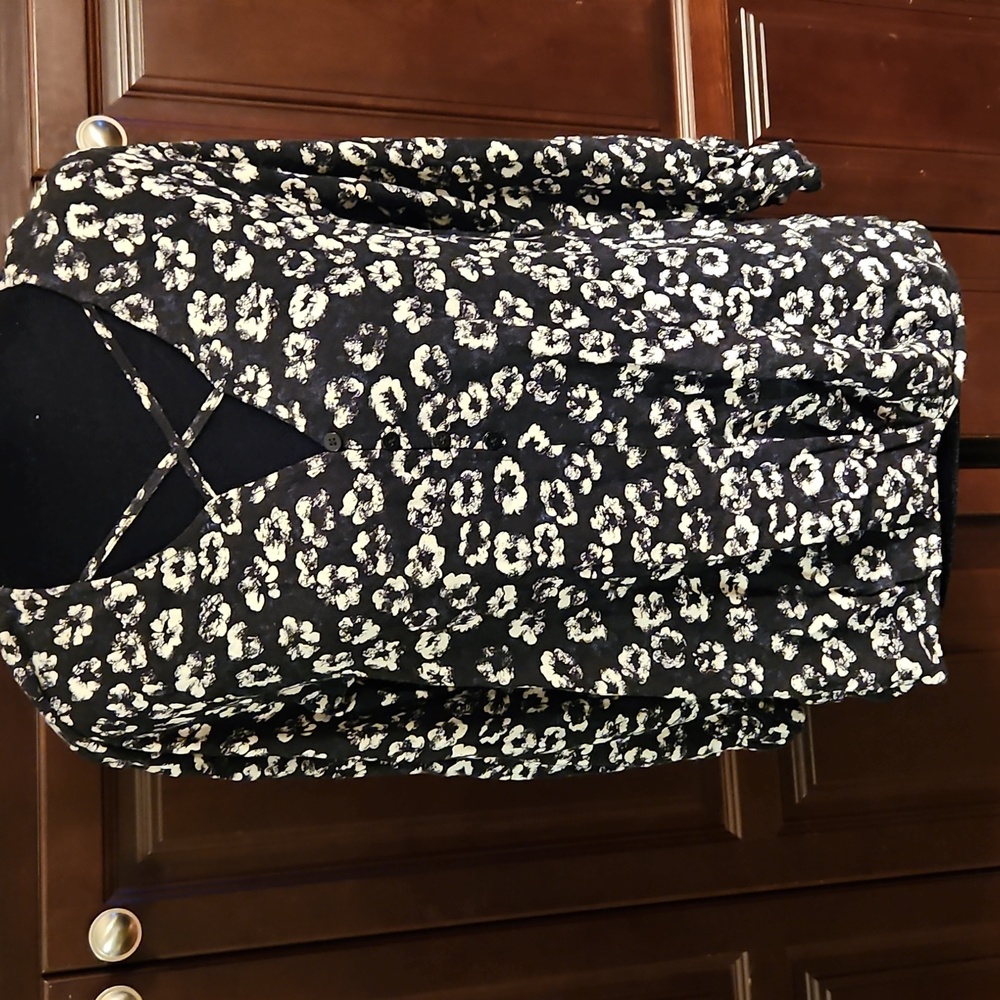 19 Cooper long sleeve blouse Black And White Floral. Vneck Buttons Sz Small
